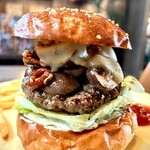 ブッチャーズテーブル 石神井公園 - マッシュルーム・アヒージョ バーガー (2200円税込)