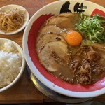 徳島ラーメン人生 - 無料券でライス（小）を注文。無料サービスの生たまごも入れました。