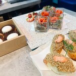 カラオケパセラ 池袋西口店 - クリームチーズカレーマカロン、前菜3種盛り合わせ、エビと野菜のテリーヌ、牛たたきと彩野菜の生春巻き