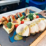 カラオケパセラ 池袋西口店 - ケイジャンチキングリル（多分）、キッシュ、豚バラポルケッタマスタードソース