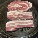 PULU PAN - 切り分ける前の豚バラと肩ロース