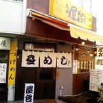 さいたま屋 - お隣は九州系の居酒屋。店先に甲斐バンドの「HERO」が流れていた。