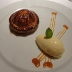 ラ・トルテュ - マロンパイ バニラアイスと塩キャラメルソース