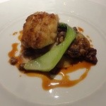 ラ・トルテュ - 鮟鱇のソテー白菜と小豆　内臓の煮こごりのフライ　アンチョビのソース