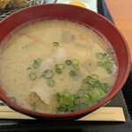 自家製うどん 吉草 五関店 - デフォルトで豚汁が付いている　バラ肉はこの豚汁のためにだけ仕入れているそうだ