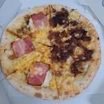 ピザ・ロイヤルハット - 料理写真:ジャーマンスペシャル（カレーソース）と牛カルビ焼肉ピザハーフ&ハーフSサイズ