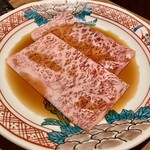 焼肉 うしみつ - 〈焼きすき鮨〉
      大判のステーキ肉を焼いて 