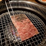 焼肉 うしみつ - 〈焼きすき鮨〉
      トリュフを乗せて