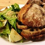 パーラー江古田 - 季節の野菜サンド（れんこんと小松菜）くるみパン