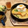 プーケットオリエンタル - 【平日ランチ】選べるメイン+サラダ+スープ+ドリンクバーのセット1,200円
■選べるメイン料理
＊鉄鍋ソフトシェルシュリンプポンカリー（+300）