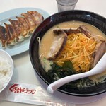 くるまやラーメン - 餃子は木曜日なので250円。ラーメン注文するとライスは無料です。
