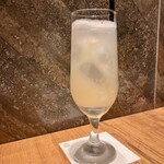 焼肉 うしみつ - 〜広島県たてみち屋果汁〜レモンスカッシュー
      たてみち屋のレモン果汁を使った、レモン風味が広がるレモンスカッシュ。甘さが控えてあり、お肉とよく合う