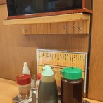 三忠食堂 - 造作された箸置き。限られたスペースの使い方が秀逸☆