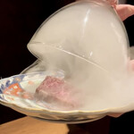 焼肉 うしみつ - ハラミ〉
      桜のチップで燻製したお肉！
      その場で煙の演出