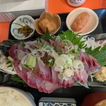 みやたや - 4列のお刺身　切り方も大ぶり