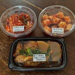韓国お惣菜屋 韓味庵 キム'ね - 豚バラ軟骨と大根ピリ辛煮、カクテル、白菜キムチ