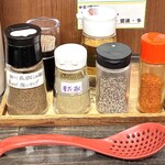 担担麺家 たけうち - 〈四川花椒・青花椒・胡椒・一味唐辛子・酢〉　　　　　　　花椒２種を好きなだけかけて痺れ加減を自分好みに♪                         穴あきの蓮華も置いてあり至れり尽せりです