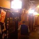 Hakata Yatai - 夜の雰囲気。昭和ノスタルジックな廊下。錦通りから入って左側のお店