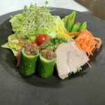 かたつむり - 箸休めにサラダ