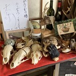 かたつむり - 店内には色んな動物の頭蓋骨か