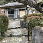 かたつむり - 店の入り口　完全に民家