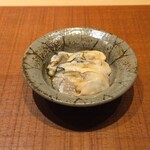 鮨　いの - 侍オイスター　一年牡蠣　小粒ですがその分美味しい。ポン酢でさっぱり。