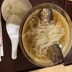 神田まつや 吉祥寺店 - とても美味しいにしんそば。身がはみ出すくらい大きなニシン入り。