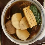 神田まつや 吉祥寺店 - 娘のおかめそば。具材をおかめの顔に見立てて配置する伝統的お蕎麦。お麩が髪？蒲鉾は目？筍が花で卵焼が口？青菜は襟元だろうか。