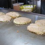 Okonomiyaki Happou - 焼いてるところ