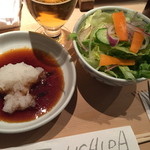 うちだ - ステーキに付け合わせのおろしダレ。それと別注文のサラダ。