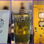 ヤミイチ - ■飲み放題1h ￥1.078。生ゆずサワー、緑茶。トイレの扉は以前のお店の扉そのまま。