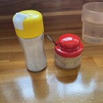 ラーメン 峠 - 味変（胡椒、ニンニク）