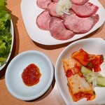 炭火焼肉 ソウル - タン塩、キムチの盛り合せ、サンチュ
