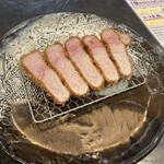 とんかつ ふじ井 - 200gリブロースカツ。裏側にも3切れありたべごたえある