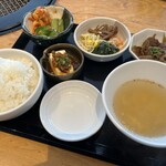 焼肉トラジ 名古屋セントラルタワーズ店 - 御膳のライス スープ キムチ ナムル 小鉢２種
