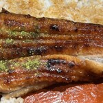 うなぎ 魚政 - 味変に卓上の和歌山県産「ぶどう山椒」を。