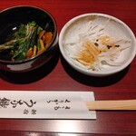 新宿うな鐵 - 突き出しは、春菊となめこの御浸しと大根の千切り紫蘇の実様☆