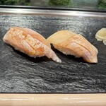 札幌魚河岸 五十七番寿し - 右:ほっけ　左:八角