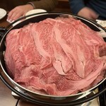 うまい家 - 鍋いっぱいの牛肉です
