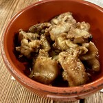 鳥せい - 皮のバラ焼き。カリカリ食感に脂の旨みが合わさってうまい。