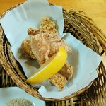 デリーシャス - 唐揚げは大きいのが2切れ。軟らかくてジューシーで美味しい〜。