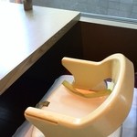 チャイナルーム - ぎりぎり前に出しても届かないベビーチェア…