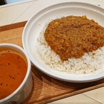Soup Stock Tokyo - 料理写真:カリフラワーとひよこ豆のスパイシーキーマカレーとオーマール海老のビスク、1,280円。ご飯は大盛です。