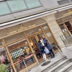セントル ザ・ベーカリー - 店頭。左側がレストラン部分。右がベーカリー