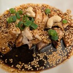 恵比寿 - よだれ鶏　カシューナッツ、ネギ、胡麻がアクセント