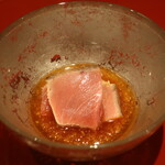 鮨 しみづ - 乾燥熟成 メジマグロ 玉ねぎ醤油仕立て