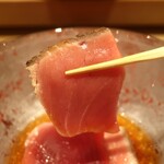 鮨 しみづ - 乾燥熟成 メジマグロ 玉ねぎ醤油仕立てリフトアップ