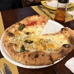 ソロ ノイ スルヌジェ - 半分マルゲリータ、半分ビアンケッテイボッタルガ（シラスとカラスミ）