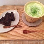 古本カフェ　ロジの木 - 甘酒抹茶オーレとパウンドケーキ