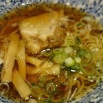 驛麺 - ハーフラーメンのアップ写真